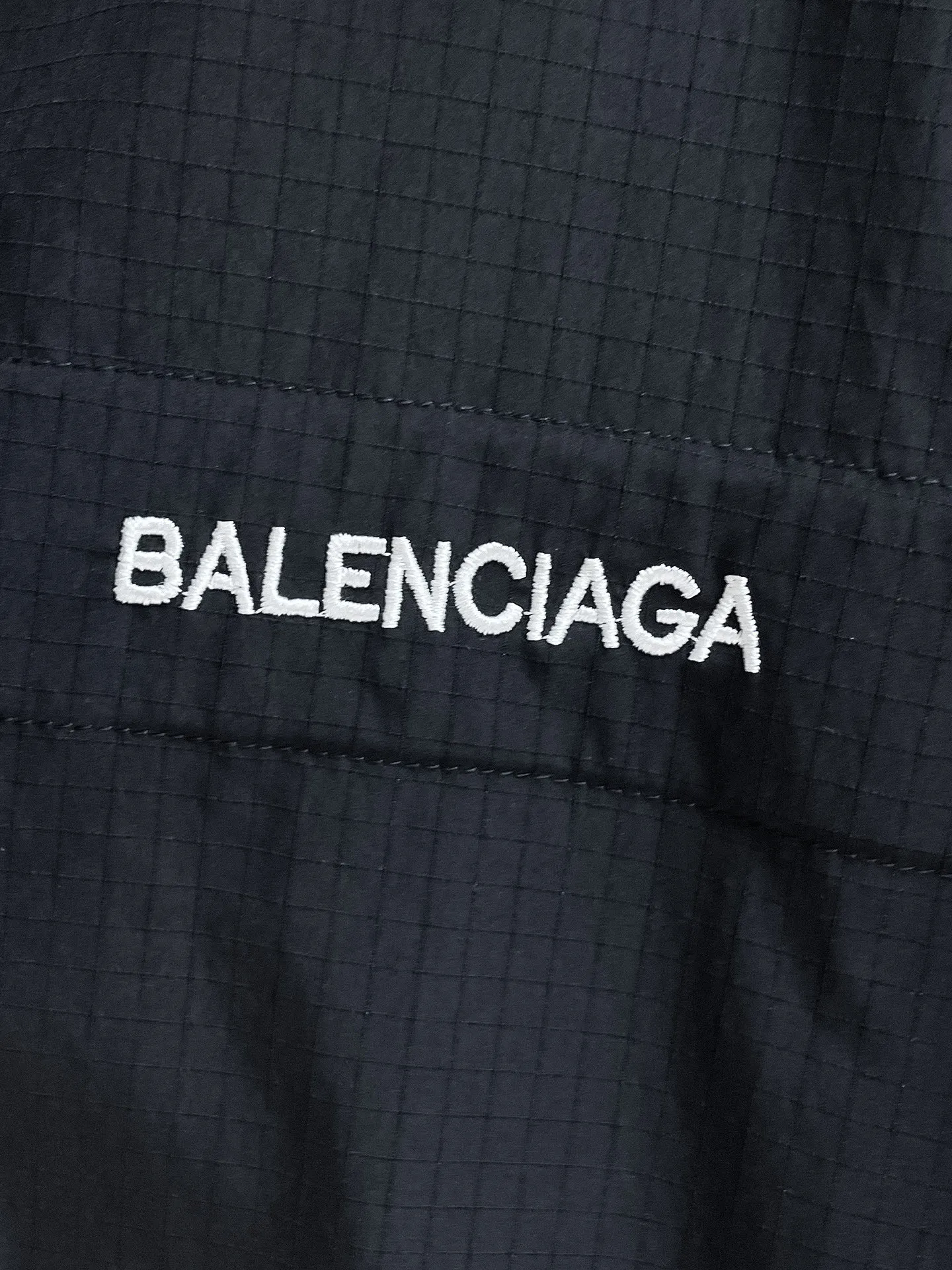 Balenciaga official website Same Style, complete with three labels, on sale in advance. 2026 Autumn and Winter New Arrival men's jacket, Original with complete three labels, Premium version. Custom-made fabrics at the counter. Breathable, high comfort, impeccable details, brand element design concept, reflecting high quality. It feels delicate and soft, presents a casual cut, and has a great upper body shape. Sizes: M～3XL